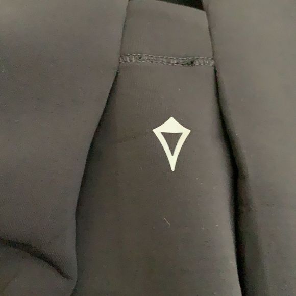 Sold !! (by lululemon) Tunic Tank Spacer Lasercut with Pockets, Black Sz8 - Picture 9 of 10